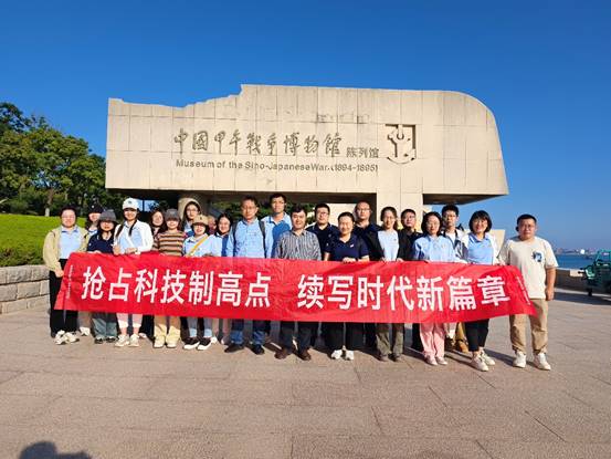 一群人在建筑物前合影低可信度描述已自动生成